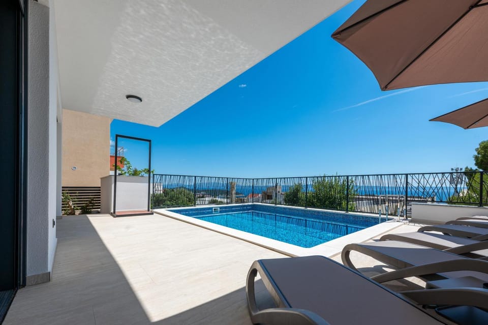 Shower, View (from property/room), Sea view, Swimming pool, sunbed