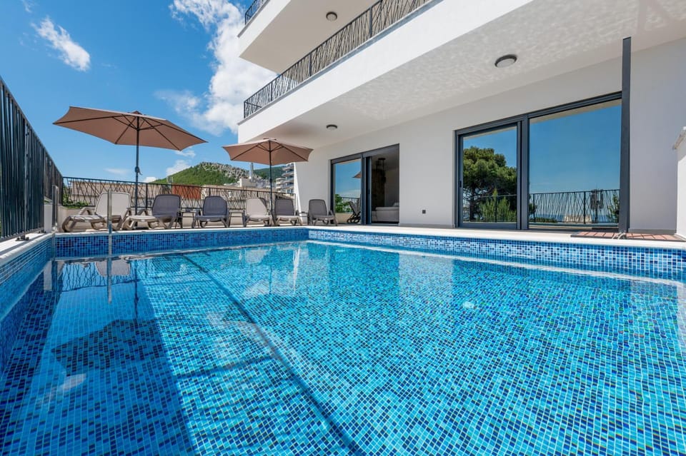 Swimming pool, sunbed