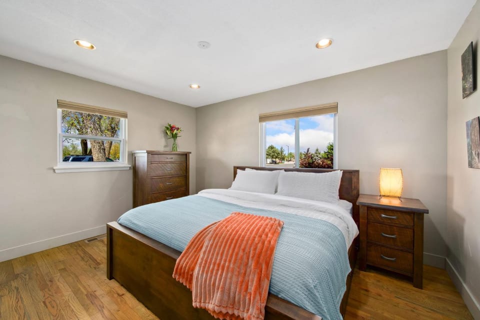 Magnolia Hideaway Pet Friendly with Fireplace House in Fort Collins