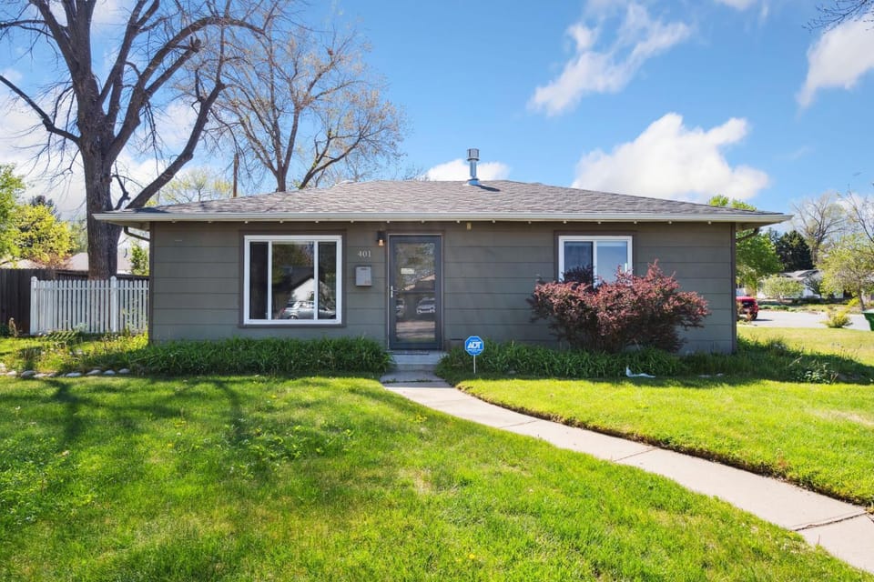 Magnolia Hideaway Pet Friendly with Fireplace House in Fort Collins