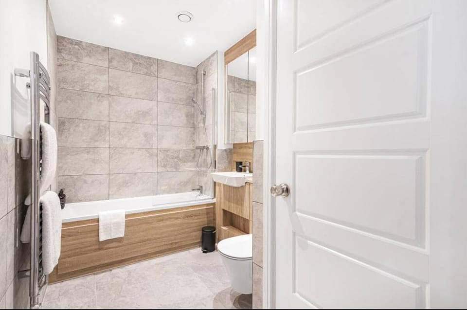 Luxury 5 bed Apt Maidstone with Free Parking Apartment in Maidstone
