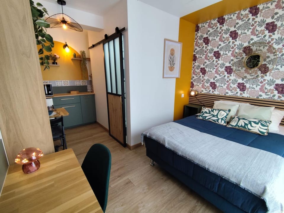 Bed, Photo of the whole room, Bedroom