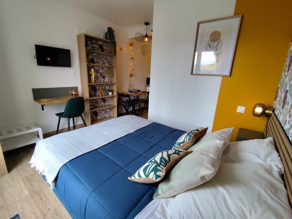 Bed, TV and multimedia, Photo of the whole room, Seating area, Bedroom
