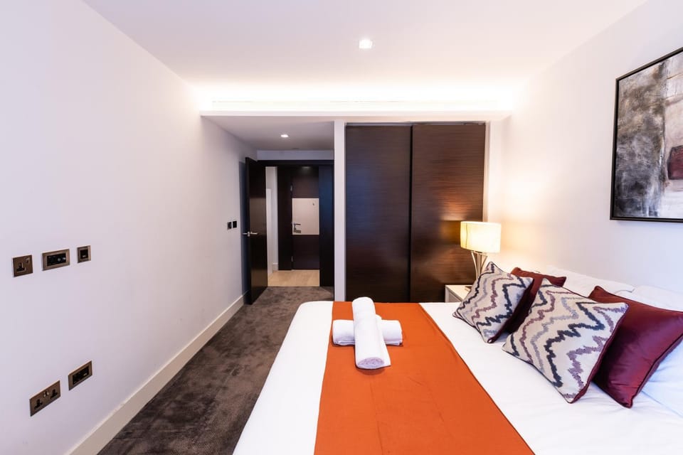 Seating area, Bedroom, towels