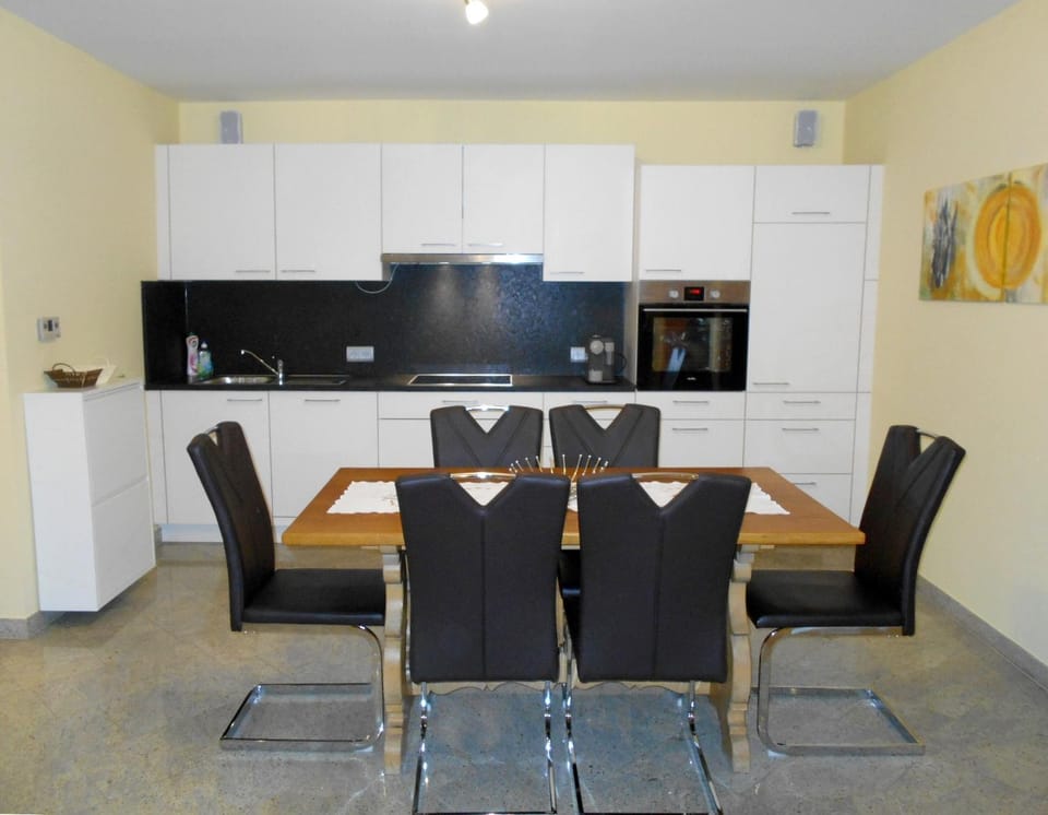 Kitchen or kitchenette, Dining area