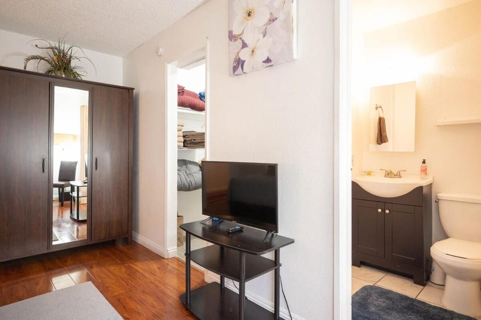 2 bedroom UNLV, Thomas Mack Apartment in Paradise