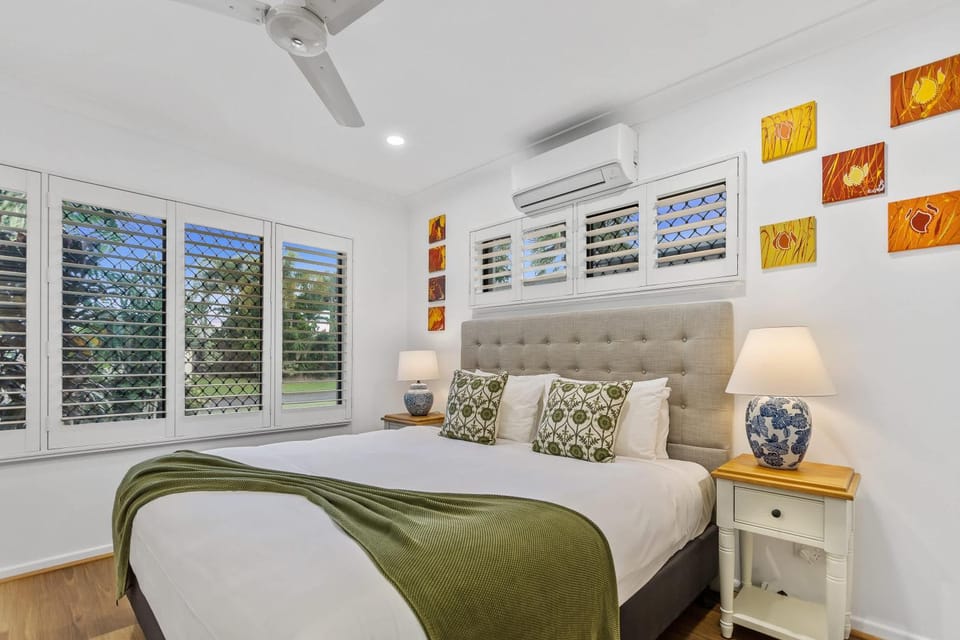 Bed, Photo of the whole room, Bedroom, air conditioner