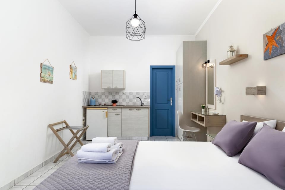 Bedroom, kitchen