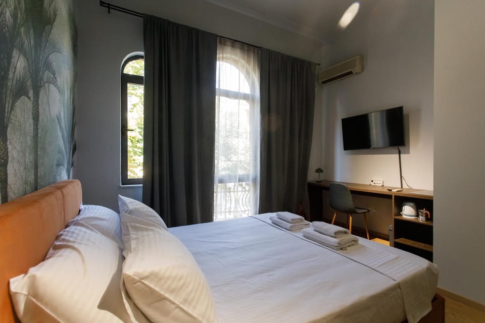 Bed, TV and multimedia, View (from property/room), Photo of the whole room, Bedroom