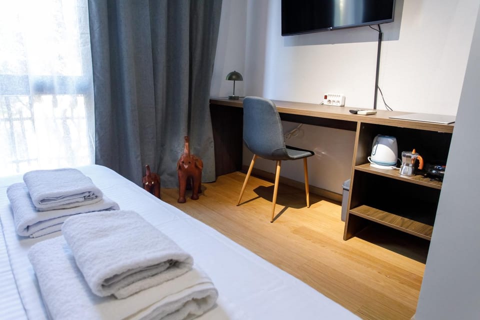 Bed, TV and multimedia, Photo of the whole room, Bedroom, towels