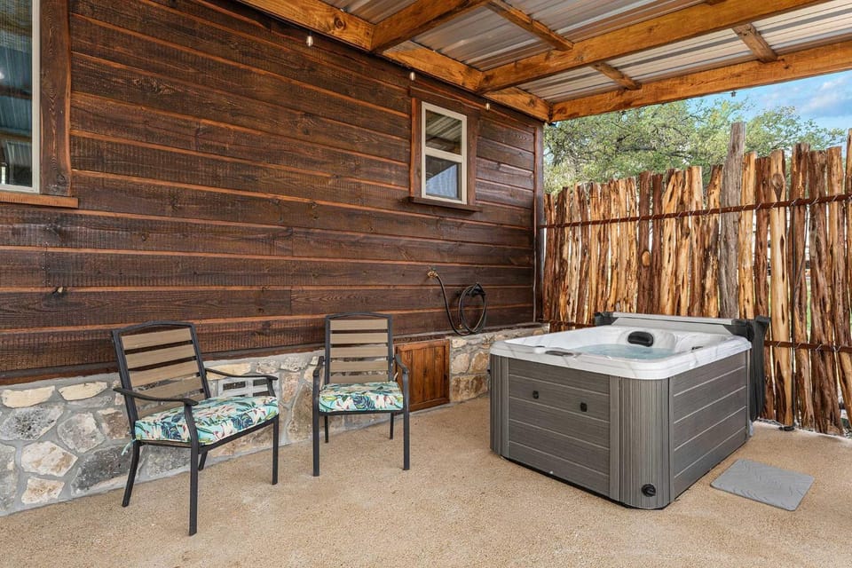 Broken Arrow - Private Escape Hot Tub & Fire Pit House in Texas