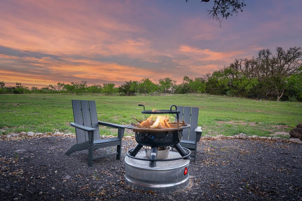 Broken Arrow - Private Escape Hot Tub & Fire Pit House in Texas