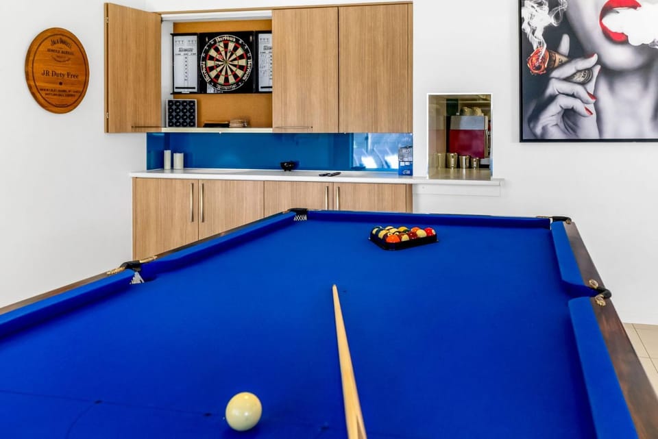 Billiard, Game Room