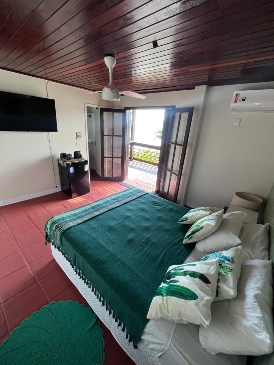Bed, TV and multimedia, Photo of the whole room, Bedroom