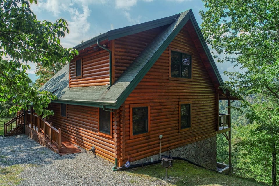 Secluded 2BR Log Cabin Hot Tub Stunning Mountain Views Cabin in Cosby