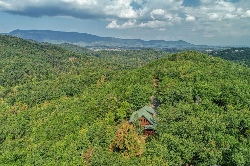 Secluded 2BR Log Cabin Hot Tub Stunning Mountain Views Cabin in Cosby