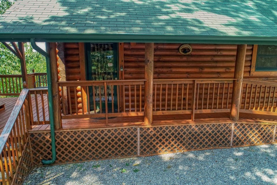 Secluded 2BR Log Cabin Hot Tub Stunning Mountain Views Cabin in Cosby