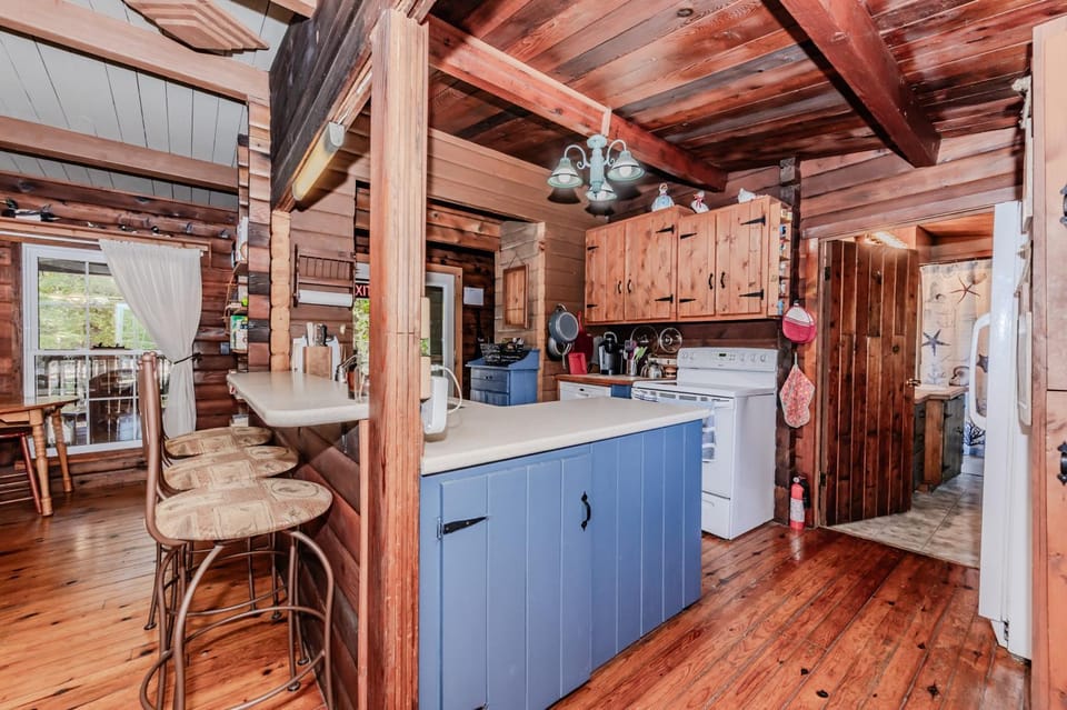 Dining area, kitchen