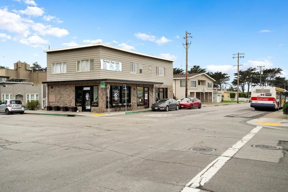 Spacious 5BR Coastal Retreat - 8 Beds Beach & Golf House in Pacifica