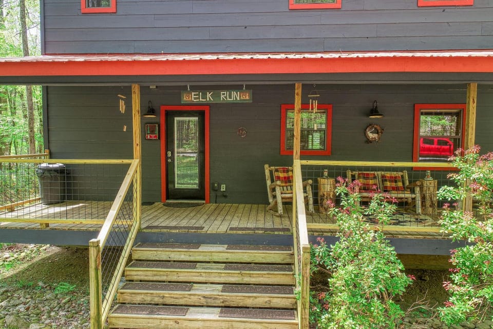 Elk Run On Cosby Creek Chalet in Cosby