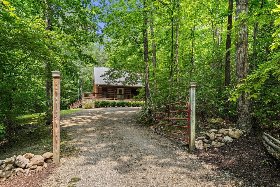 Mountain Laurel Chalet in Cosby