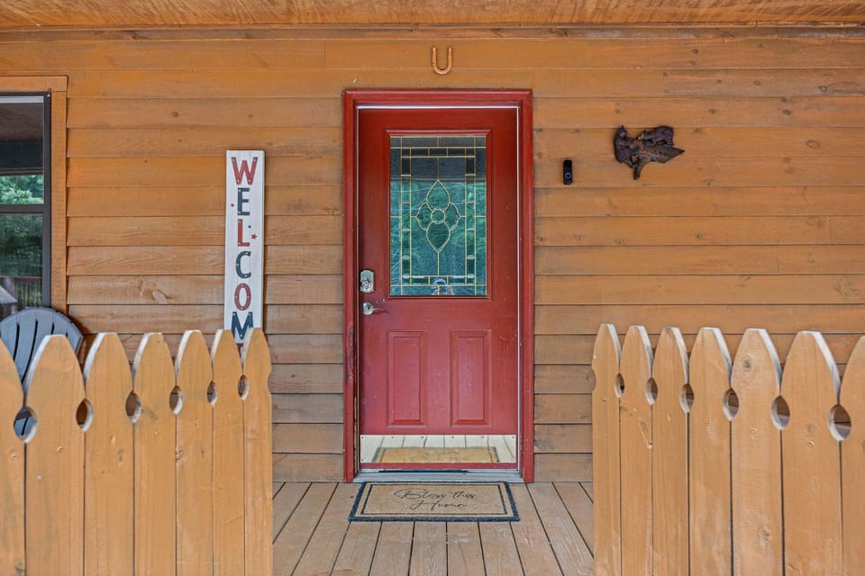 Red Rock Ranch Chalet in Cosby
