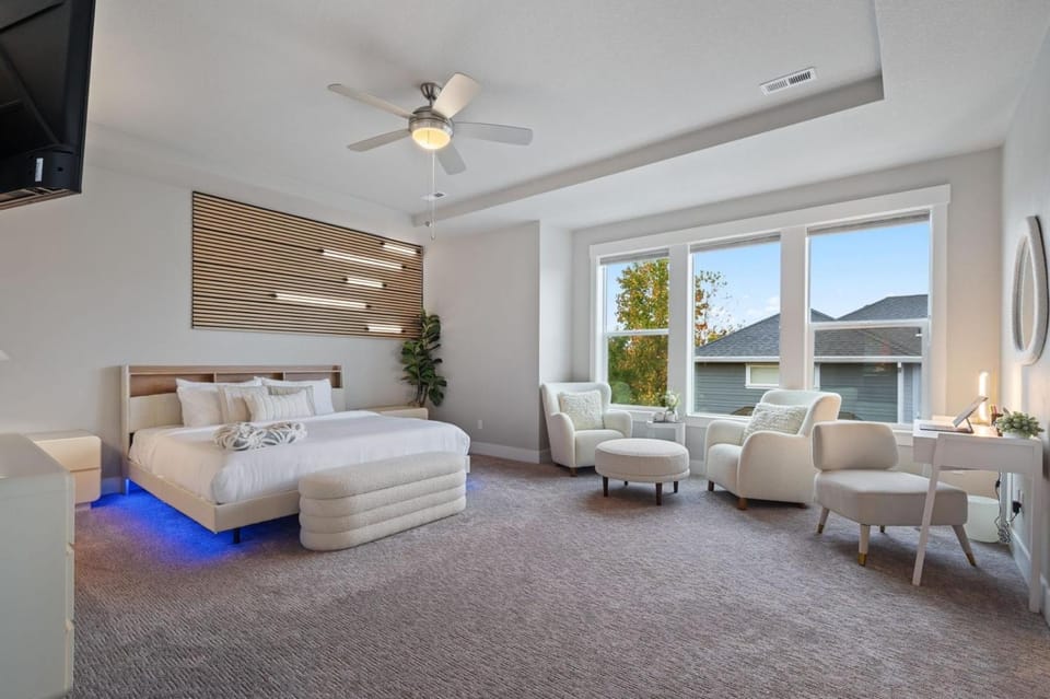 Luxury Home, 5BR, 4BT, Near Portland DT, Game Room, Nature Trails House in Portland