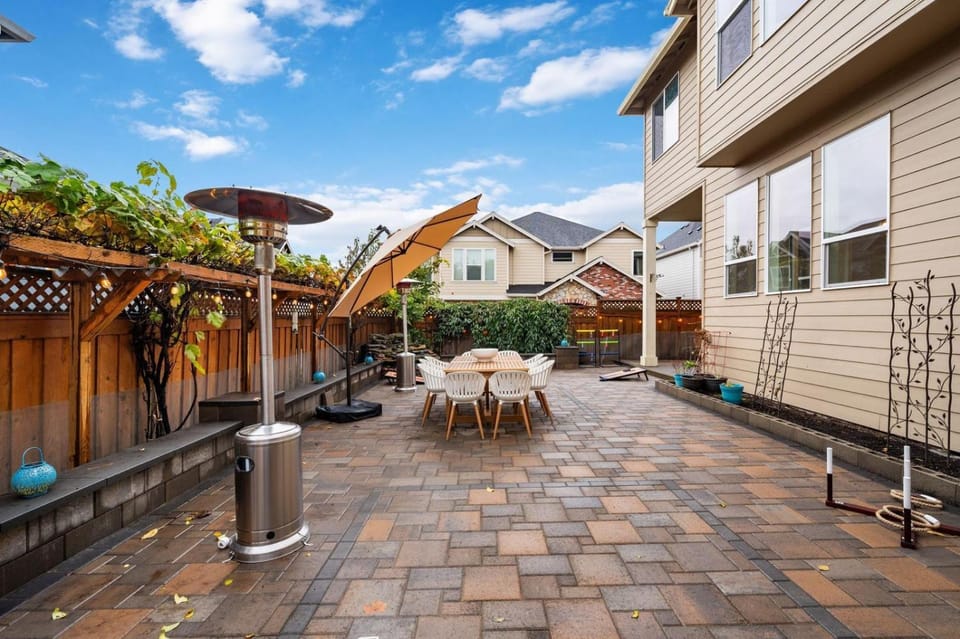 Luxury Home, 5BR, 4BT, Near Portland DT, Game Room, Nature Trails House in Portland