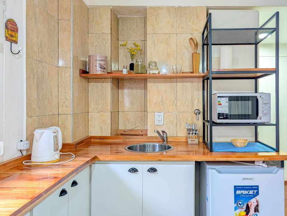 Coffee/tea facilities, Kitchen or kitchenette, stove