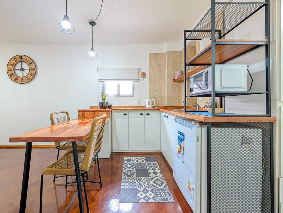 Kitchen or kitchenette, Dining area, minibar, stove