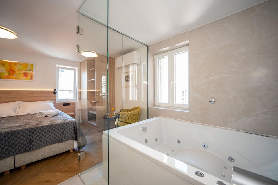 Hot Tub, Bedroom