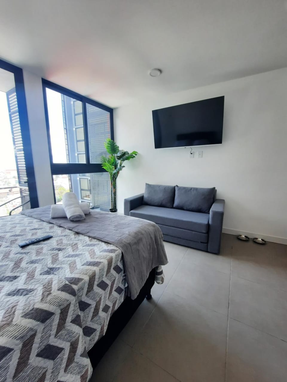 Communal lounge/ TV room, Bed, TV and multimedia, Living room, Photo of the whole room, Evening entertainment, Bedroom