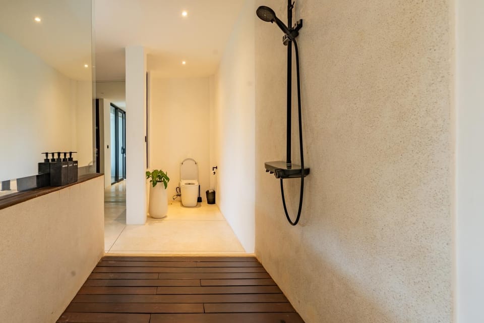 Shower, Toilet