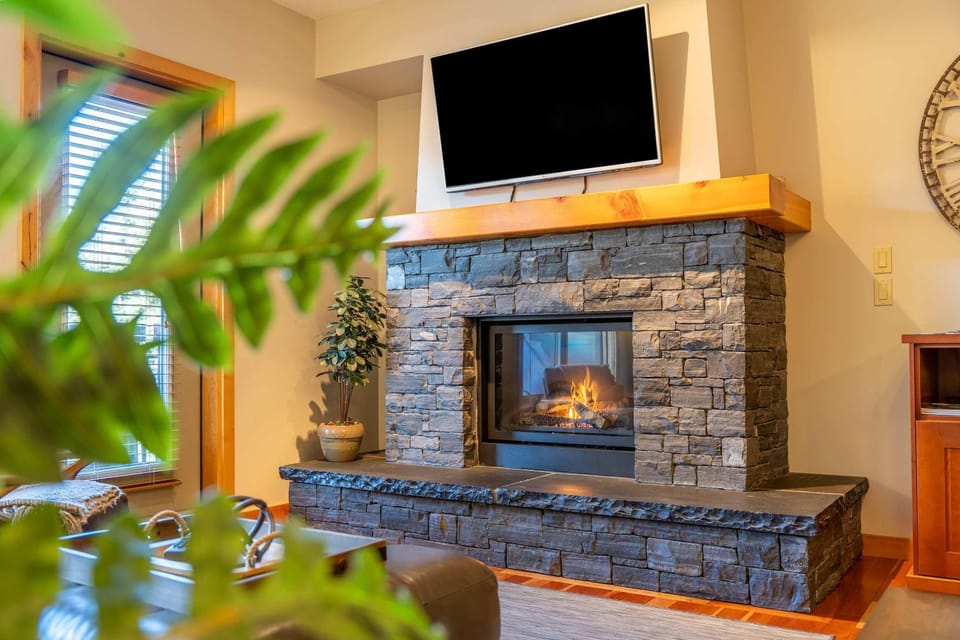 Stunning 2bd hot tub walking distance to downtown Apartment in Canmore