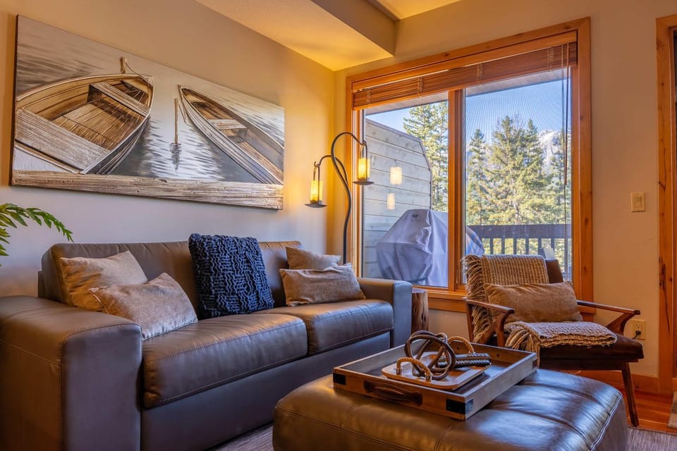 Stunning 2bd hot tub walking distance to downtown Apartment in Canmore
