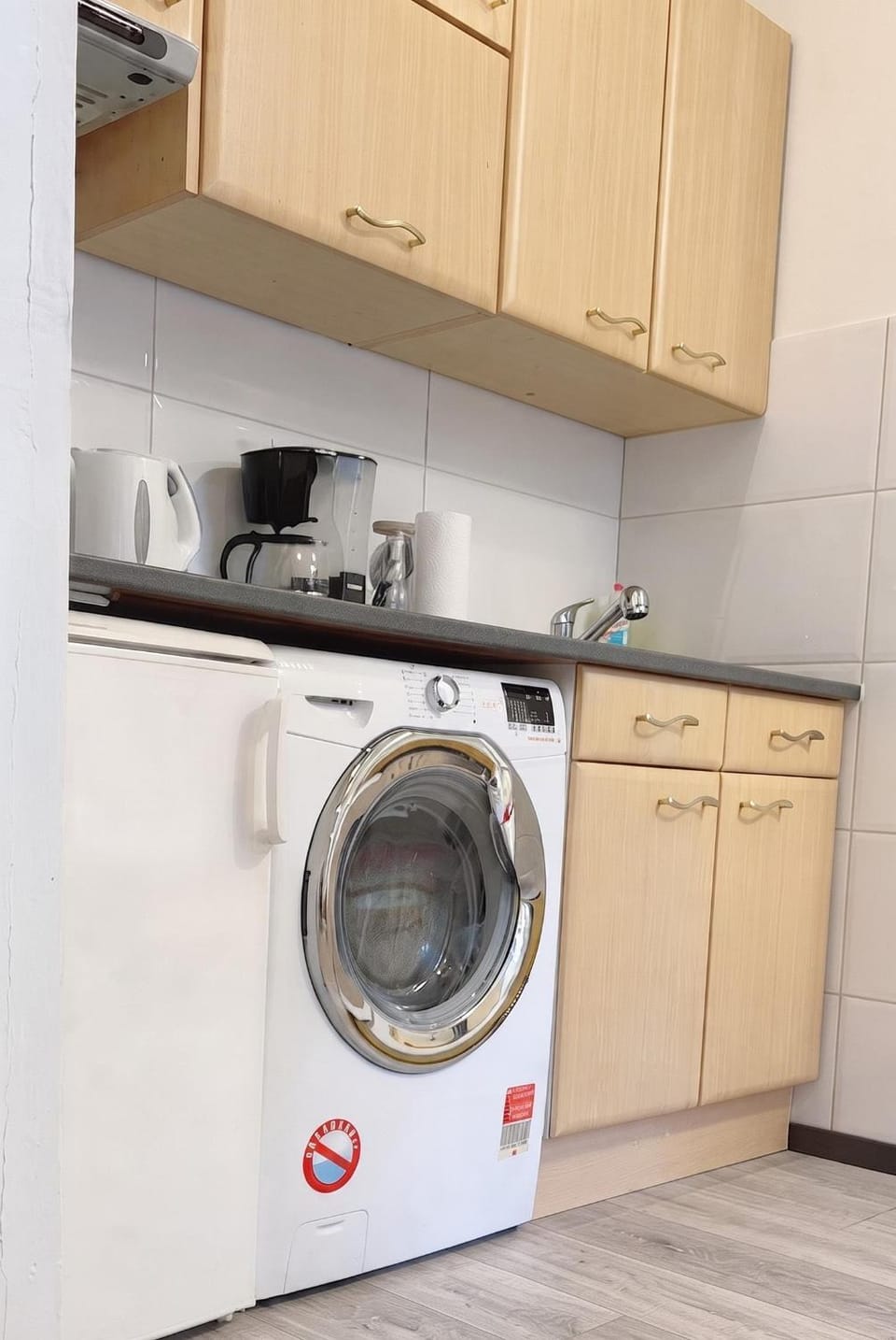 Kitchen or kitchenette, stove, washing machine