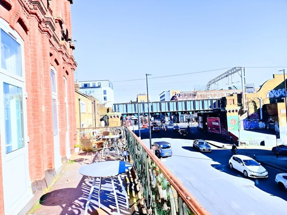 Balcony/Terrace, Street view