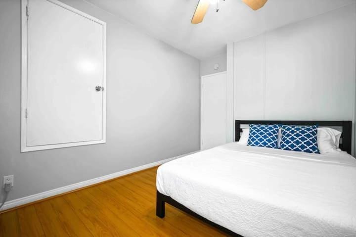 Elegant Beachside 2 Bed 2 Bath Apartment in Belmont Shore