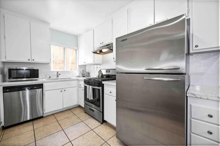 Elegant Beachside 2 Bed 2 Bath Apartment in Belmont Shore