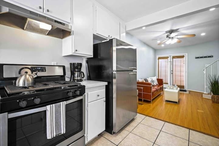 Elegant Beachside 2 Bed 2 Bath Apartment in Belmont Shore