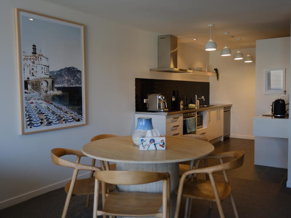 Kitchen or kitchenette, Dining area, stove
