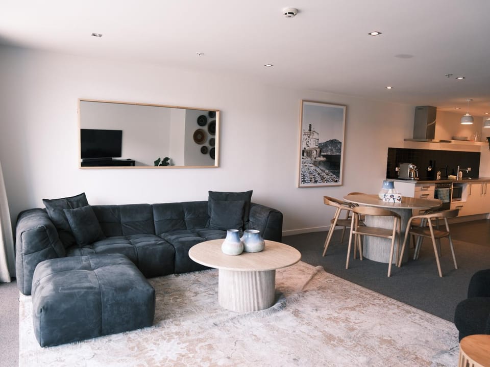 Communal lounge/ TV room, TV and multimedia, Kitchen or kitchenette, Living room, Seating area, Dining area