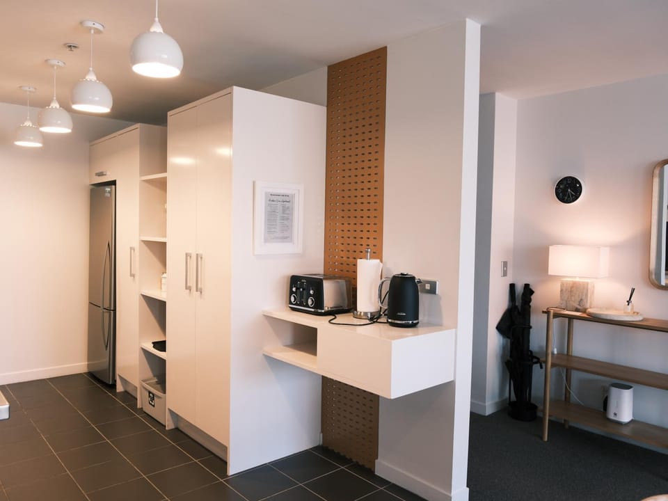 Kitchen or kitchenette, minibar, toaster
