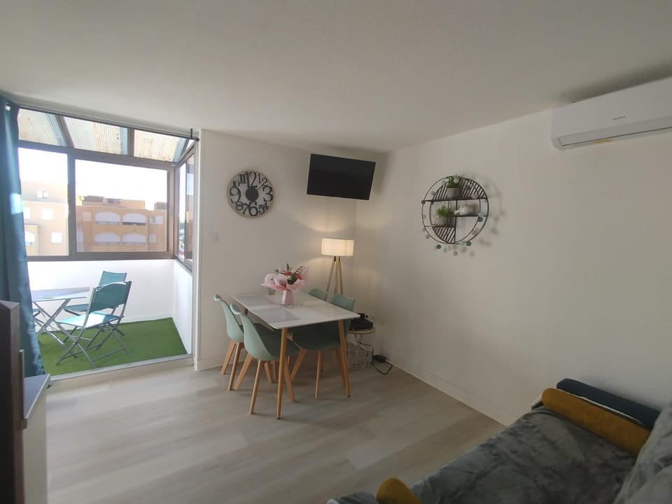 Communal lounge/ TV room, TV and multimedia, Living room, Decorative detail