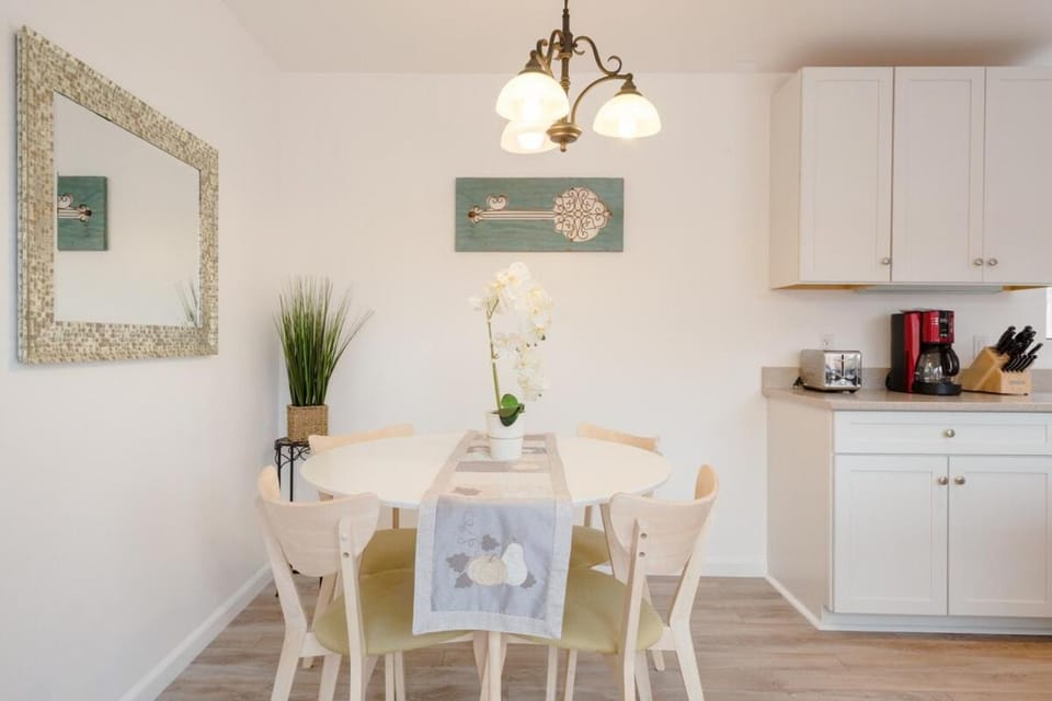 Charming Sonoma Cottage 2BD and 2BA Close to Plaza House in Boyes Hot Springs