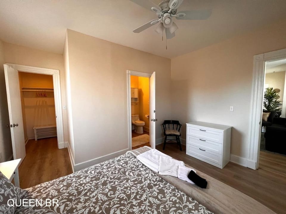 B2-2 Gorgeous-Shiny 4 BR-2 Bath R All rooms w AC Apartment in West Haven