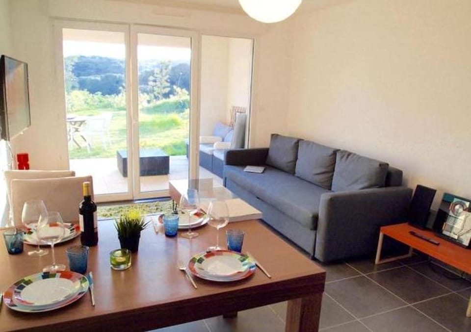 Patio, Garden, TV and multimedia, Living room, Seating area, Dining area