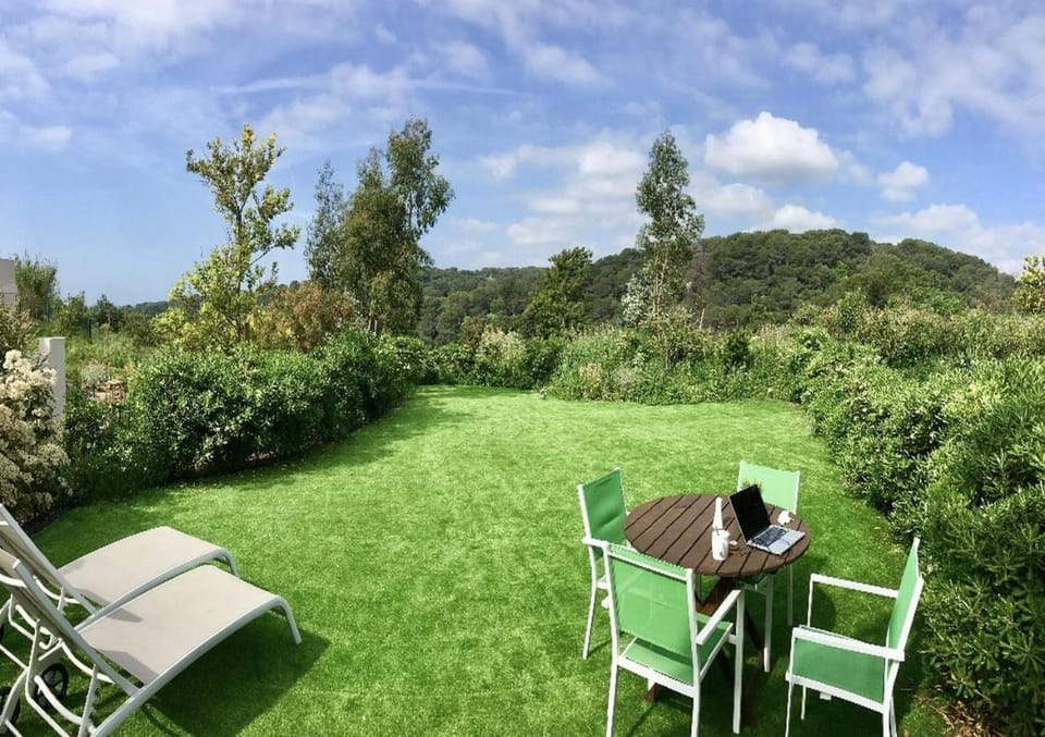 Day, Natural landscape, Garden, View (from property/room), Dining area, Garden view, sunbed
