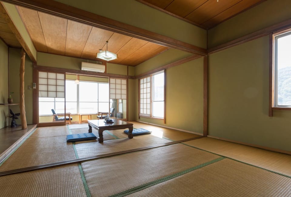 Photo of the whole room, Sea view