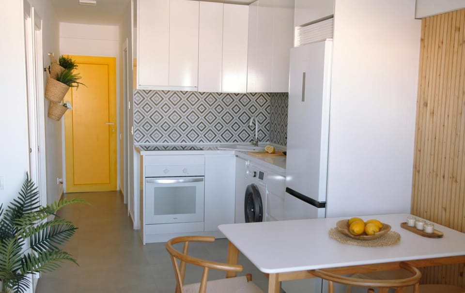 Kitchen or kitchenette, Dining area, oven